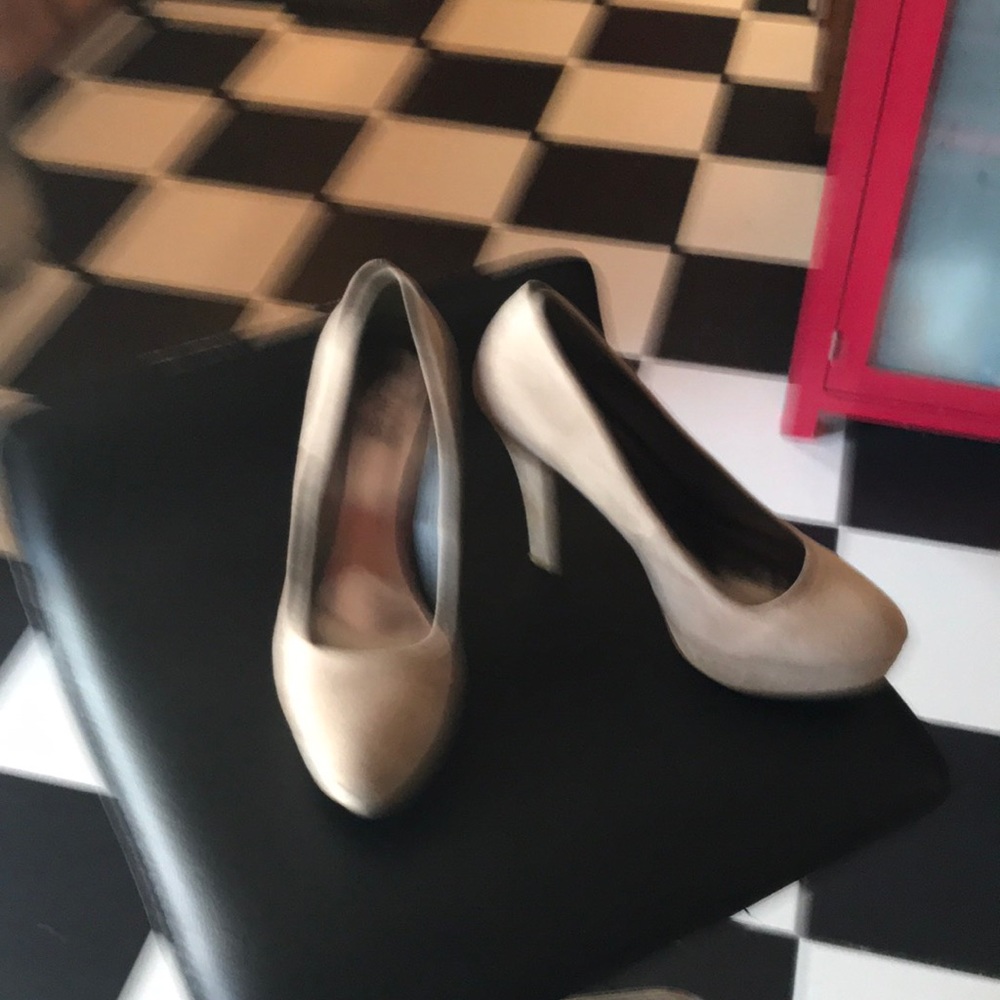 Tan suede pumps